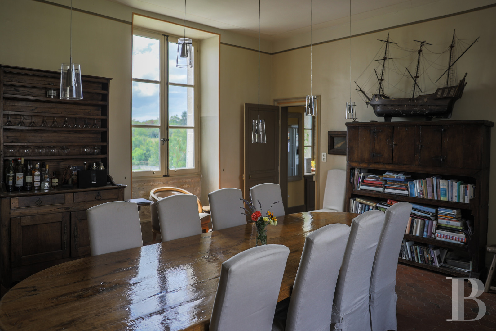 En Bourgogne, non loin de Vézelay, un château en bord de falaise surplombant l’Yonne - photo  n°14